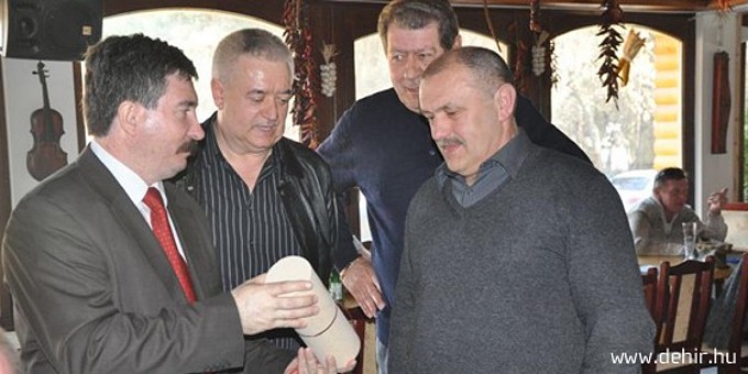 A vadászbarátság a Debrecen környéki erdőben köttetett Pajna Zoltán alpolgármester debreceni és erdélyi vadászokkal (Fotó: Német Imre)